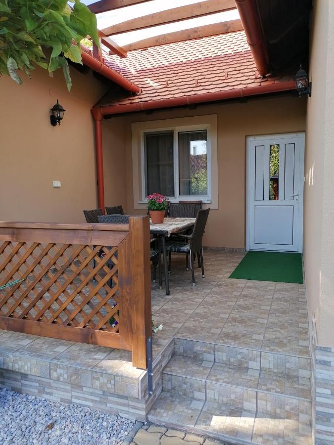Kaktuszvirag Apartmanhaz Hajdúszoboszló Εξωτερικό φωτογραφία